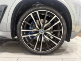 また、BMW正規認定中古車は、エマージェンシーサービスが自動付帯。24時間365日、皆様のカーライフをサポート致します。確かな安心のうえで、「駆けぬける歓び」をご堪能ください。