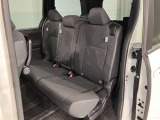 セカンドシートです。足元も意外とゆったりしています。