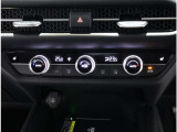 左右独立温度コントロール式フルオートエアコンで、運転席・助手席でそれぞれ快適な温度でお乗りいただけます♪