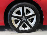 純正のアルミホイール装着車です。タイヤサイズは215/45R17です。
