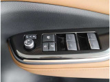 【パワーウインドゥマスタースイッチ】運転席より助手席やリヤドアガラスの開閉が出来るので便利ですね!運転席以外のウインドロック機能も付いています。