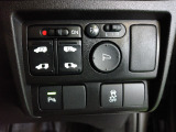 両側電動スライドドア。荷物で手が塞がる時でも簡単にドアの開閉が出来ます。何より力いらずで開閉OK。女性やお年寄りにも優しい。電動機能はOFFにもできますから元気なお子様の駆け出しも安心。