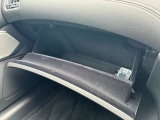 奥行きのあるグローブボックスです。車検証や小物、常備品を収納してみてください!すっきり収納できて便利です!