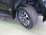 265/65Rのタイヤと17&times;7.5Jのアルミホールが大地をがっちりつかみます。