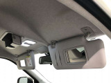バイザーにはバニティミラー付き。車を降りる際には身だしなみをチェックを忘れずに♪