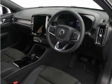 インストルメントパネルは僅かに運転席側へと傾けられているほか、余計なスイッチ類を可能な限り排し、運転に集中しやすい環境を造り出しています。