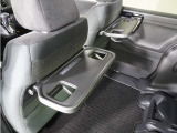 ◆シートバックテーブル◆フロントシートの背面に後席用のテーブルがついています。小物が置けて!カップホルダーもあります、ドライブ中や休憩時にも便利なテーブルです。