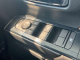 全席パワーウィンドウとなっています。運転席はオートになっているのでワンタッチ開閉することが出来ます。