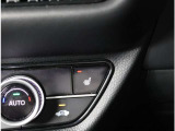 運転席用シートヒータースイッチ。3段階で調節できるのでお好みに合わせてご利用ください。