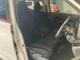運転席、助手席です。座面も広くゆったりと座れてアームレストも付いているので重宝します。