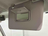 運転席、助手席共にサンバイザー&バニティミラー、運転席側にはチケットフォルダーも付いてます。
