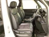 女性でも運転がしやすいように、シートの高さ調整機能(シートリフター)がついています。運転席と助手席の間が空いている為、助手席側への移動がスムーズです。交通量の多い道でも助手席側から乗り降りができます。