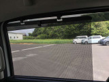 後席にはロールサンシェードを装備。日差しをやわらげ、後部座席に座る方の快適性を高める便利な装備です。