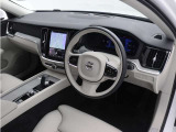 インストルメントパネルは僅かに運転席側へと傾けられているほか、余計なスイッチ類を可能な限り排し、運転に集中しやすい環境を造り出しています。