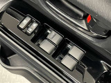 全席に電動パワーウインドウを装備。乗員それぞれが快適に操作できます。
