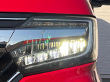 【LEDヘッドライト】悪天候や夜間走行時も良好な視界を確保し安心して運転できる高輝度LEDヘッドライトを装備!点灯速度が早く、消費電力も抑えられています。