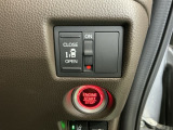 【助手席側パワースライドドア】です。リモコンや運転席のスイッチ操作で楽々自動開閉。スマートキーをポケットやバッグに入れたままで、キーを差し込むことなくボタンを押すだけでエンジンが始動します。