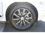 235/55 R 19インチのタイヤとアルミホイールです。このホイールのエレガントなスポークは、車両の外観にさらにスタイリッシュで個性的な印象を与えます。