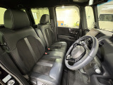 運転席は大きな座面と包み込むような背もたれが身体全体を支えます。上質なシートを採用し長時間の運転やコーナーの多い道も快適です。座ったときの頭上スペースも余裕たっぷりでロングドライブも楽チンです♪