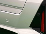 車の四隅にセンサーを施し死角になりやすい左右前後方向の障害物を感知することで、縦列駐車や車庫入れをサポートするコーナーセンサーが付いてます