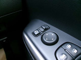 ドアミラーの鏡面の調節、格納は運転席からすべて操作できます!