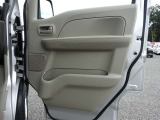 ◇運転席扉 内側部分になります◇【パワーウィンドウ】窓の開け閉め楽々!少し換気したいな〜なんて時にササッと操作できますね♪