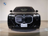 【キドニーグリル】BMWは約90年もの間、ほぼ全ての車両にひと目でBMWだと分かるこの特徴的なフロントグリルが備えられ、デザイン・アイコンとして親しまれてきました。