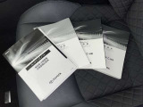 メンテナンスノート、取扱説明書ですね。 車の情報が凝縮されています。 車の整備記録が記載されている大事な物ですよ。