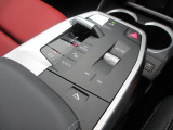 BMWのほぼすべてのモデルで、電子式シフトレバーを採用。手首のスナップだけで簡単に操作が可能。また、スポーツ・マニュアルモードを搭載しており、BMWらしい『意のままに操る』感覚をご体感いただけます。