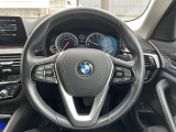 BMWのステアリングのリムは、一般的なものより少し太めにデザインされています。 これはタイヤやステアリングシャフトなどを介して伝わる路面からの入力を、しっかりと把握するためです。