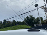 ラジオアンテナは、運転席側ルーフ上に付いています。伸ばすと写真の状態になり、ラジオ放送を聴きながら運転したい時は、写真ぐらい伸ばすと聴きやすいです。洗車や地下駐車場、ハウスに入れる時はご注意下さい。