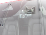 【別途SDカードの購入が必要です。詳しくは販売店スタッフまで】運転中の映像・音声などを記録して、交通事故やトラブルが起きた時の正確な状況把握に役立つ前後2カメラドライブレコーダーが装着されています。
