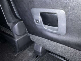運転席シート背面にスライドレバーとロングスライドスイッチが付いています。