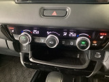 【左右独立オートエアコン】左右席で独立温度コントロールが可能です。運転席はキンキンに冷やして助手席はマイルドにと言った設定が可能です☆暑さ寒さでケンカすることもなくなりますね♪