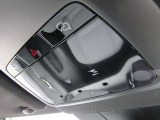 ルーフにあるボタンは、車両が始動しない場合、パンクした場合、または事故に遭った場合などの緊急時に支援の要請に使用できるため、安心感を高めることができます。