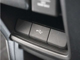 ◆USB接続端子◆スマホやiPodなどを接続して、いつもの音楽を車内でもお楽しみいただけます♪