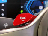 【Mモデル専用ステアリング】最適なグリップと卓越した操作性をもたらします。『Mドライブボタン』ひとつでMモデルのポテンシャルをワンタッチで引き出す事が可能です。
