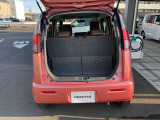 バックドアは大きく開きます。定員乗車時でも十分広いラゲッジスペースを確保しています