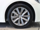 純正のアルミホイール装着車です。タイヤサイズは215/55R17です。