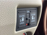 【両側パワースライドドア】両側がパワースライドドアになっており、運転席のスイッチやスマートキーでも開閉が可能。お子様やご年配の方でも乗り降りが楽になり介助等でも重宝します。