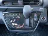 「オートエアコン」付き一年中快適な室内を提供!車内温度を設定すると、風量を自動で調節してくれます。さらに前席シートヒーターつき(^^)/