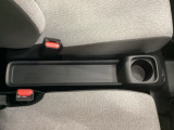 運転席からも助手席からも自由に使えるドリンクホルダー付。【センターロングコンソールトレー】ちょっとした小物を置くのに便利です。