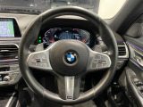 BMWのステアリングのリムは、一般的なものより少し太めにデザインされています。 これはタイヤやステアリングシャフトなどを介して伝わる路面からの入力を、しっかりと把握するためです。