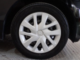 ホイールは車のデザインにマッチした専用タイプです。