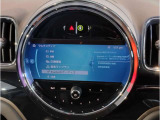 MINIのインテリアで最大のアイコンとなっているのがダッシュボードの中央に置かれた大型のセンターメーターです。現在のMINIは、センターメーターをセンターディスプレイへと形を変えて受け継がれています。