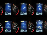 中央のディスプレイにはさまざまな車両情報を表示。シンプルなデザインで、運転中でもひと目で情報を読み取れます。