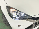 白く明るい光で夜間走行をサポートするLEDヘッドランプを搭載