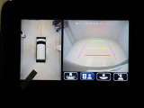 パノラミックビューモニターを装備。駐車場や交差点でクルマを真上から見るように周囲を確認できます。機能の詳細は販売店スタッフまでおたずねください。