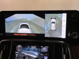 車両を上から見たような映像をディスプレイに表示。さらにフロントカメラにより前方映像を確認することが出来ます。