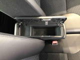 センターアームレスト付きで運転中も腕が楽々!